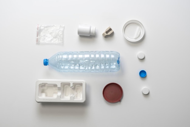 Um layout de visão superior do conceito de coisas plásticas de cuidados com a natureza e reciclagem de plástico