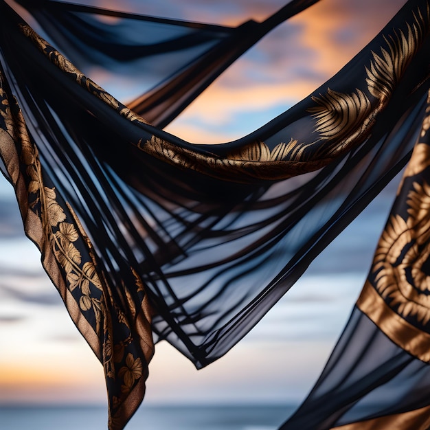 Foto um lenço batik preto e dourado pendurado na praia