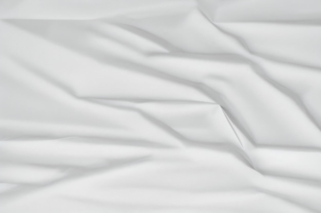 um lençol branco com um fundo branco e uma foto em preto e branco de uma cama com um lenço branco e um