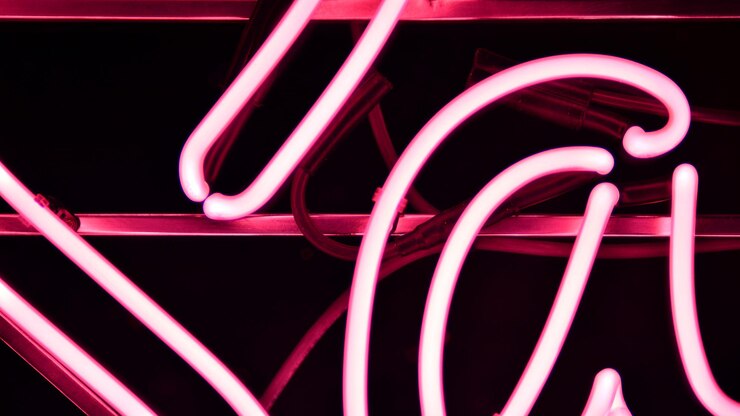 Foto um letreiro de néon que diz "néon" em rosa.