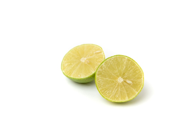 Um limão cortado ao meio com um fundo branco