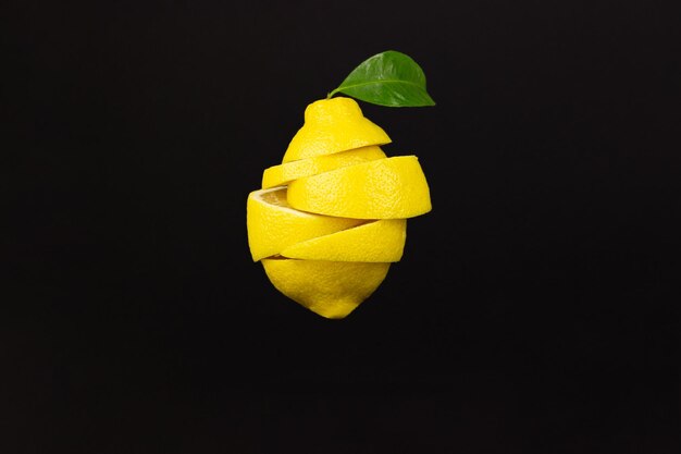 Um limão cortado em levitação voa fatias livremente sobre fundo marrom. Limão voador.