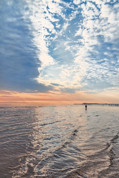 Um lindo amanhecer de verão nublado em rimini itália