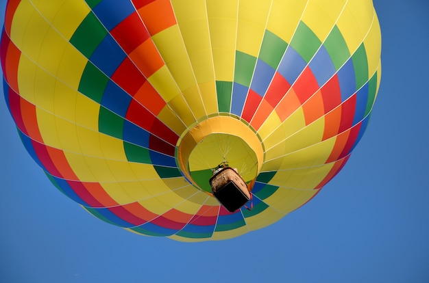 Um lindo balão de ar quente brilhante de perto no céu azul