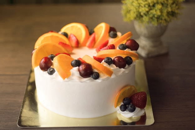 Um lindo bolo de esponja com frutas frescas e creme