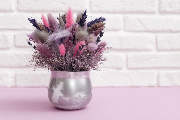 Foto um lindo buquê de flores com plantas secas