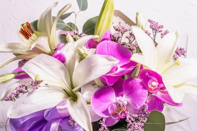 Um lindo buquê de flores frescas em um fundo branco