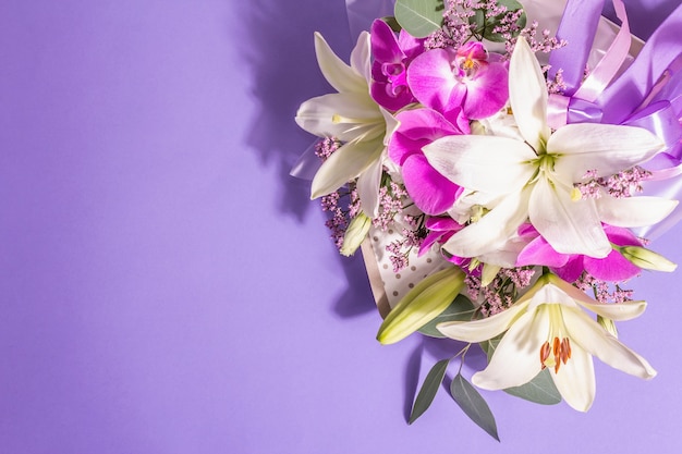 Um lindo buquê de flores frescas em um fundo violeta