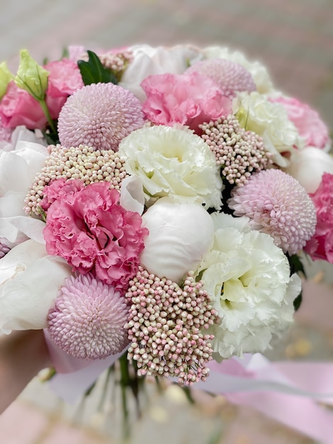 Um lindo buquê de flores Peônias brancas rosa eustoma lilás crisântemo e ozotamnus