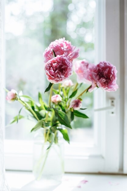 Um lindo buquê rosa de peônias em um vaso