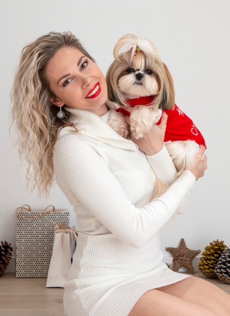 Um lindo cachorro Shih Tzu vestindo um suéter vermelho de Natal