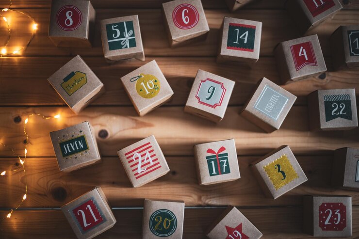 Foto um lindo calendário do advento em uma caixa espalhada com números