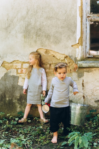 Um lindo casal de filhos de terno cinza está jogando contra o fundo da parede