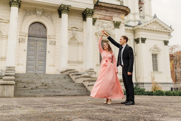 Um lindo casal de noivos se divertir e dançar