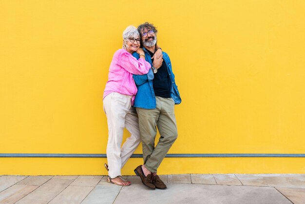 Um lindo casal de seniores feliz a juntar-se ao ar livre.