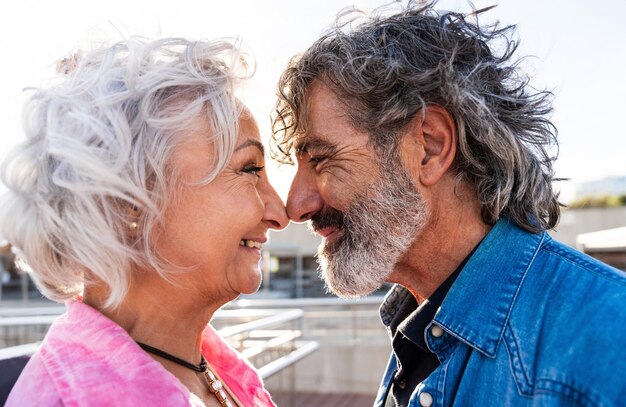 Um lindo casal de seniores feliz a juntar-se ao ar livre.