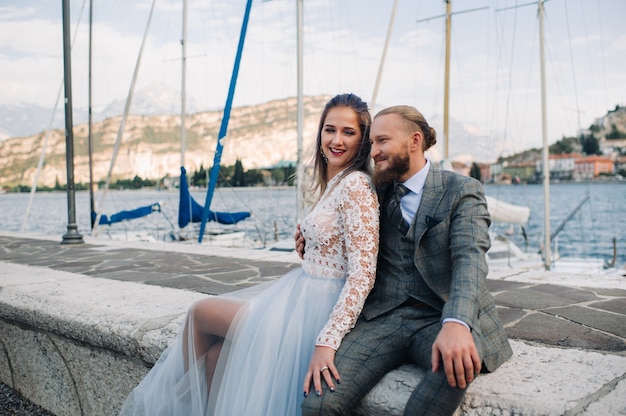 Um lindo casal nas margens do Lago de Garda, na Itália, no sopé dos Alpes