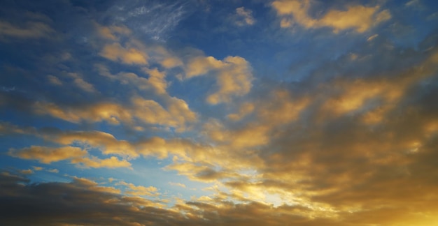 Um lindo céu do nascer do sol