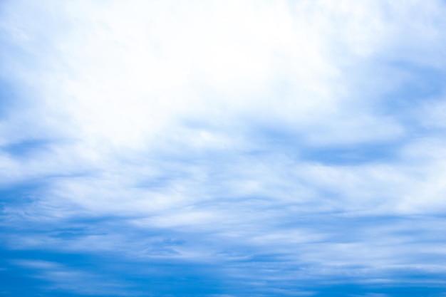 Um lindo céu nublado na natureza em uma atmosfera de ar limpo