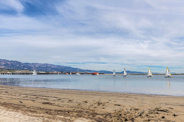 Foto um lindo dia com vista para o porto de sant brbara enquanto os velejadores aproveitam seu tempo de lazer