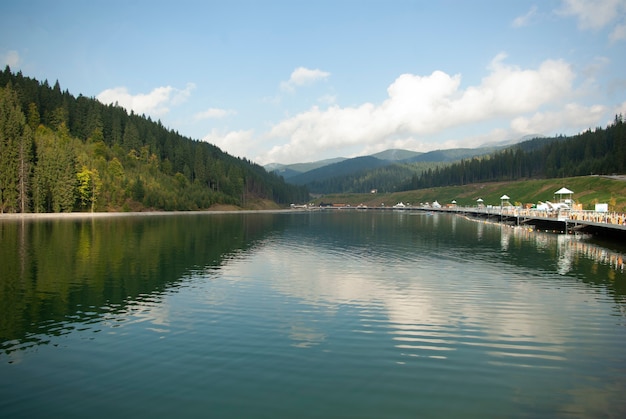 Um lindo lago nas montanhas.