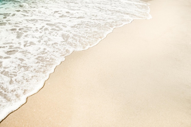 Um lindo mar e areia no fundo da viagem de férias na costa