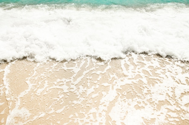 Um lindo mar e areia no fundo da viagem de férias na costa