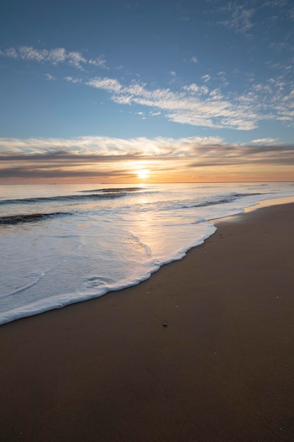 Um lindo pôr do sol na praia de Mazagon Espanha No conceito de férias relaxantes