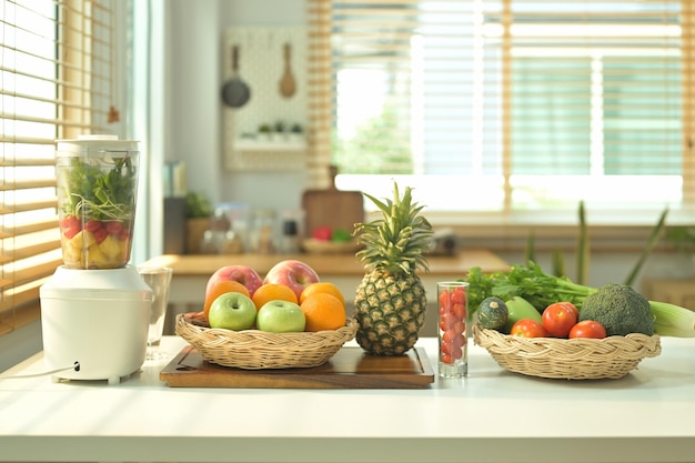 Um liquidificador e ingredientes para smoothie saudável na mesa da cozinha Comida saudável e conceito vegetariano