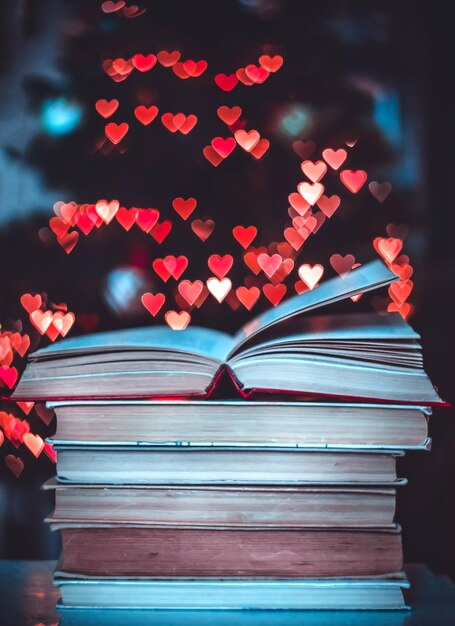 Um livro aberto sobre um fundo bokeh em forma de coração, símbolo do amor do Dia dos Namorados
