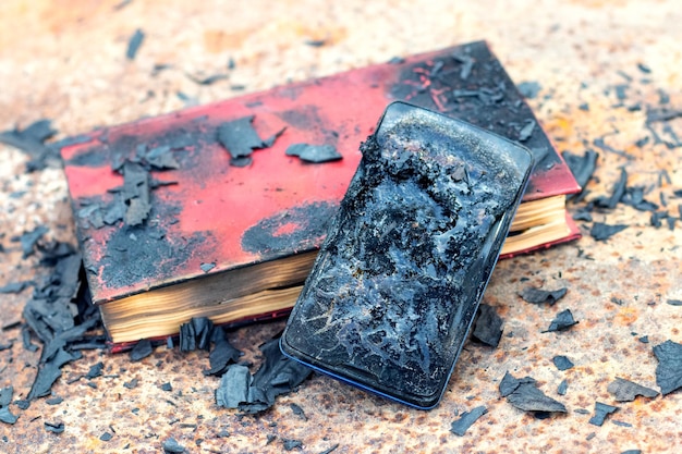 Um livro e um celular foram queimados durante o incêndio
