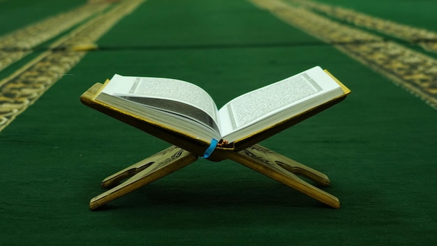 Um livro sagrado em um suporte em uma mesquita
