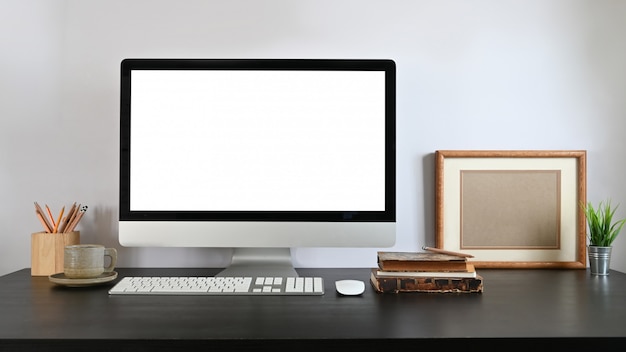 Foto um local de trabalho organizado é cercado por monitores de computador e equipamentos de escritório.