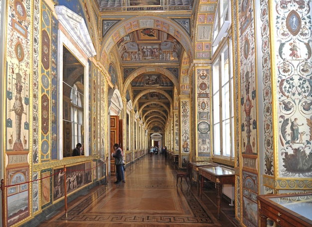 Um longo corredor com uma pintura na parede que diz "São Petersburgo".