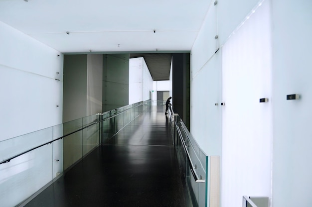 Foto um longo corredor num museu
