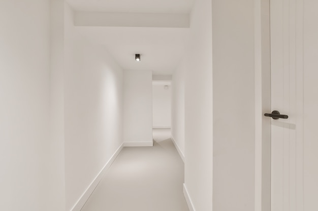 Um longo corredor vazio projetado em estilo minimalista