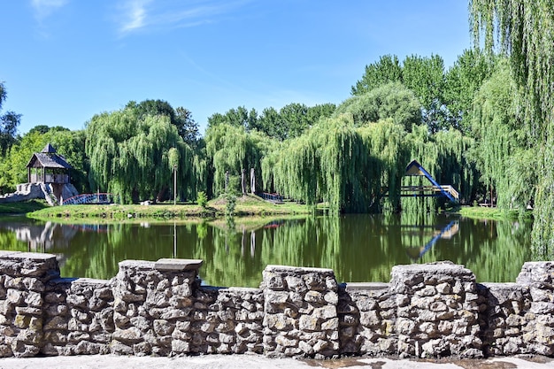 Um lugar pitoresco para descansar no parque da cidade de Ternopil