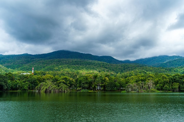 Um lugar público viagens de lazer paisagem lago vista na Universidade Ang Kaew Chiang Mai e floresta natural Doi Suthep Vistas de montanha primavera fundo de céu nublado com nuvem branca