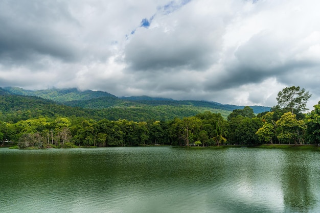 Um lugar público viagens de lazer paisagem lago vista na universidade ang kaew chiang mai e floresta natural doi suthep vistas de montanha primavera fundo de céu nublado com nuvem branca