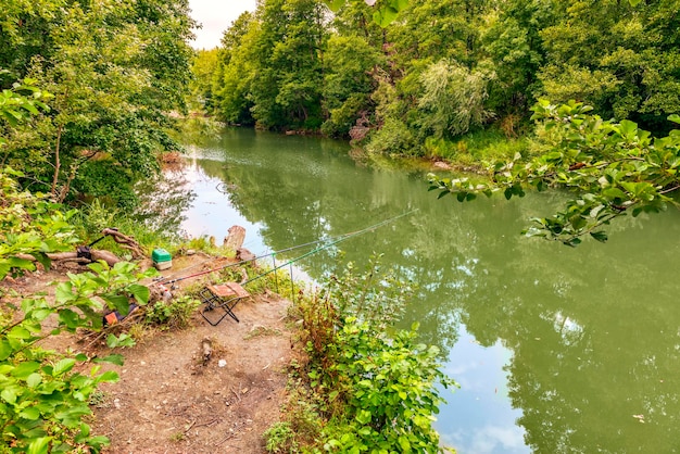 Um lugar selvagem na margem de um rio florestal preparado para a pesca