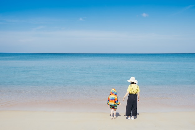 Um, mãe filho, andar praia, e, mar, ao ar livre, mar azul, céu