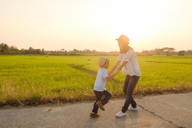 Um, mãe filho, tocando, ao ar livre, em, pôr do sol