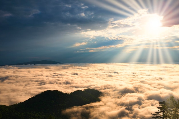 Foto um mar de nuvens na passagem de tsubetsu de manhã.