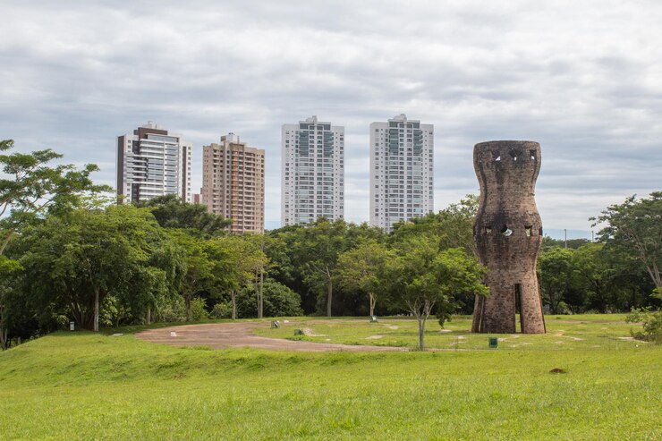 Foto um marco histórico da cidade de campo grande no parque indígena