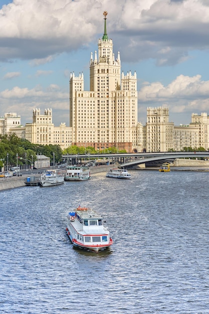 É um marco importante da cidade Panorama do centro de Moscou com o Rio Moskva Bela paisagem urbana de Moscou no verão