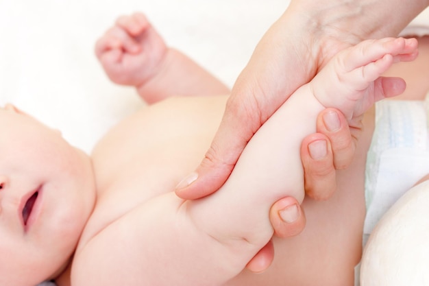 Um massagista profissional massageando a mão infantil