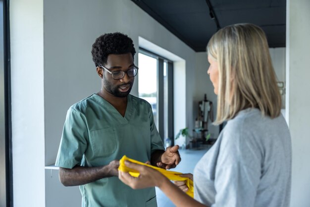 Um médico afro-americano a consultar uma paciente com problemas nas articulações.
