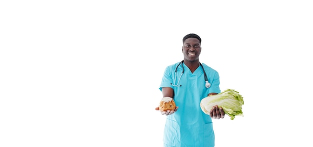 Um médico afro-americano em um fundo branco com doces verdes nas mãos