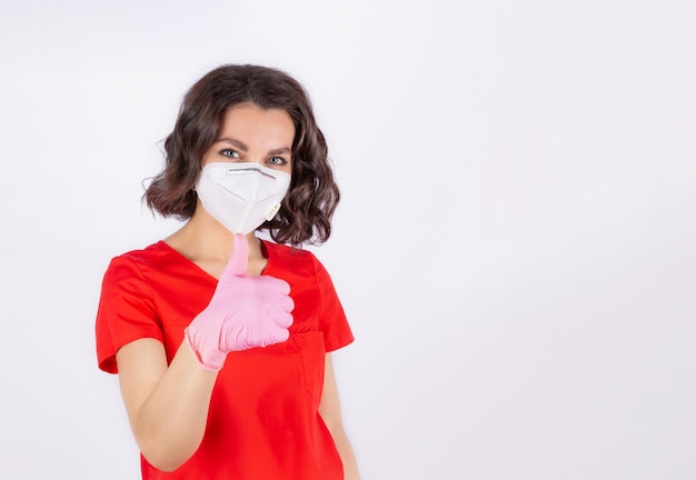 Um médico com uma máscara médica uniforme mostra um gesto simbólico