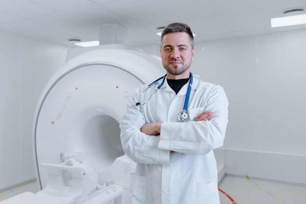 Foto um médico de jaleco branco olha para a câmera no fundo de uma ressonância magnética na clínica